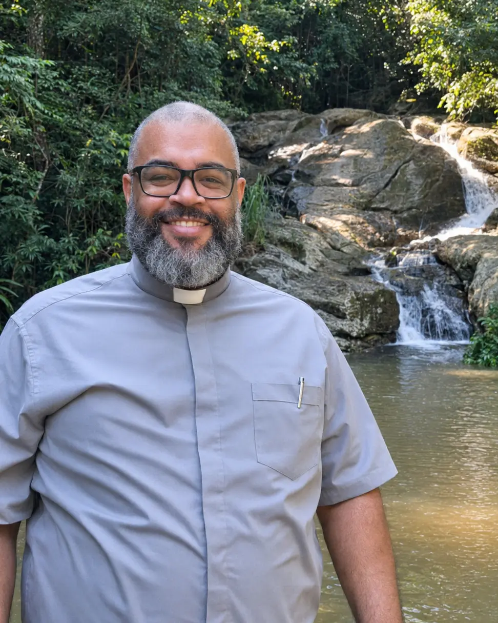 Pe. Luis Claudio Cruz diante de uma cachoeira, em meio à natureza